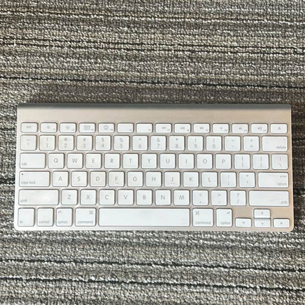 Apple Sleek Silver and White Keyboard